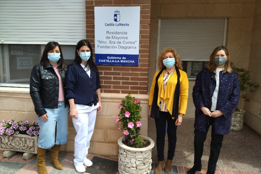 La directora provincial de Bienestar Social de Albacete, Antonia Coloma, visita la residencia ‘Nuestra Señora de Cortes’ de Alcaraz junto a otras autoridades