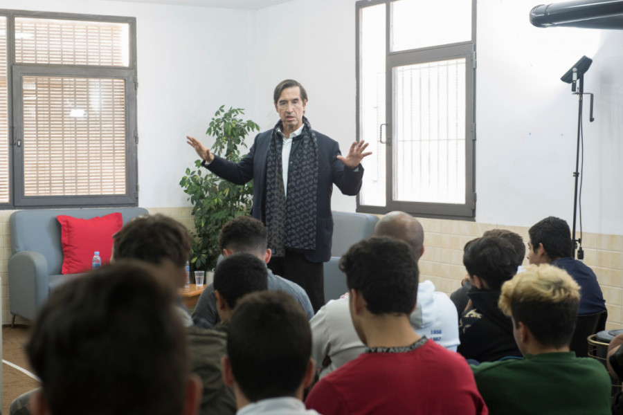 El doctor Mario Alonso Puig ofrece una charla sobre gestión emocional a los menores atendidos en el centro educativo ‘La Zarza’ de Abanilla (Murcia). Fundación Diagrama 2019. 