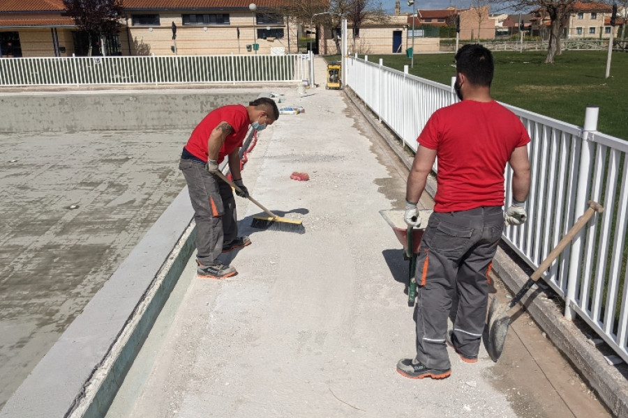 Dos jóvenes atendidos en el programa ‘Labor e-Job’ de La Rioja firman su primer contrato laboral con la empresa Construcciones Valentín Martínez