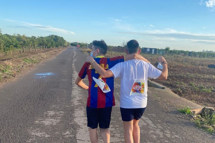 Dos jóvenes atendidos en la residencia ‘Anassim’ de Llanera de Ranes (Valencia) participan en una marcha solidaria contra el cáncer en la localidad de Massalfassar