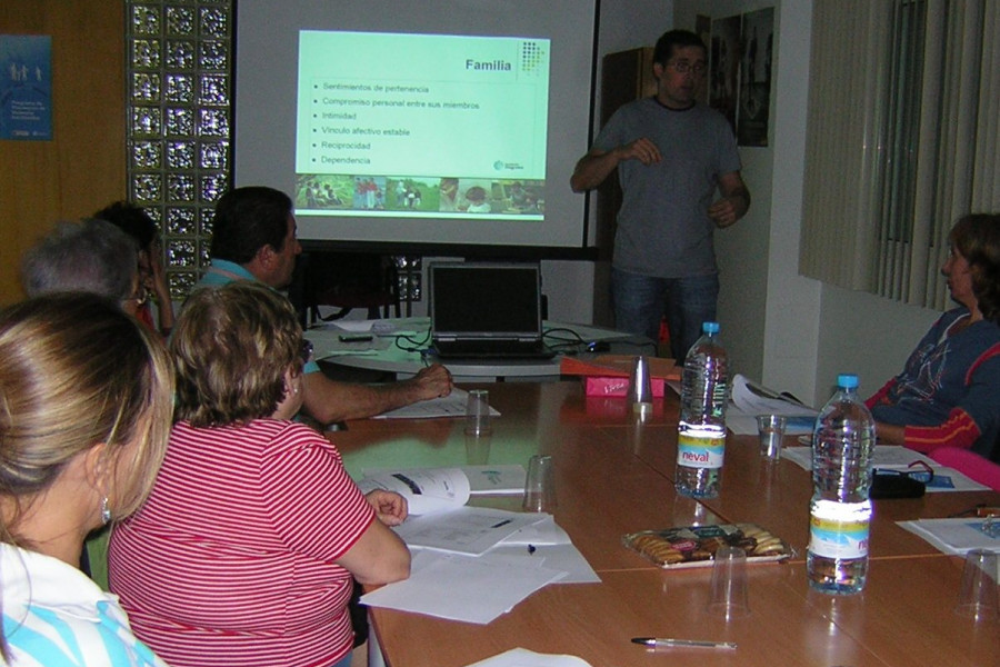 La Escuela de Padres del Centro 'Els Reiets' de Alicante retoma su actividad tras los buenos resultados de la edición 2010