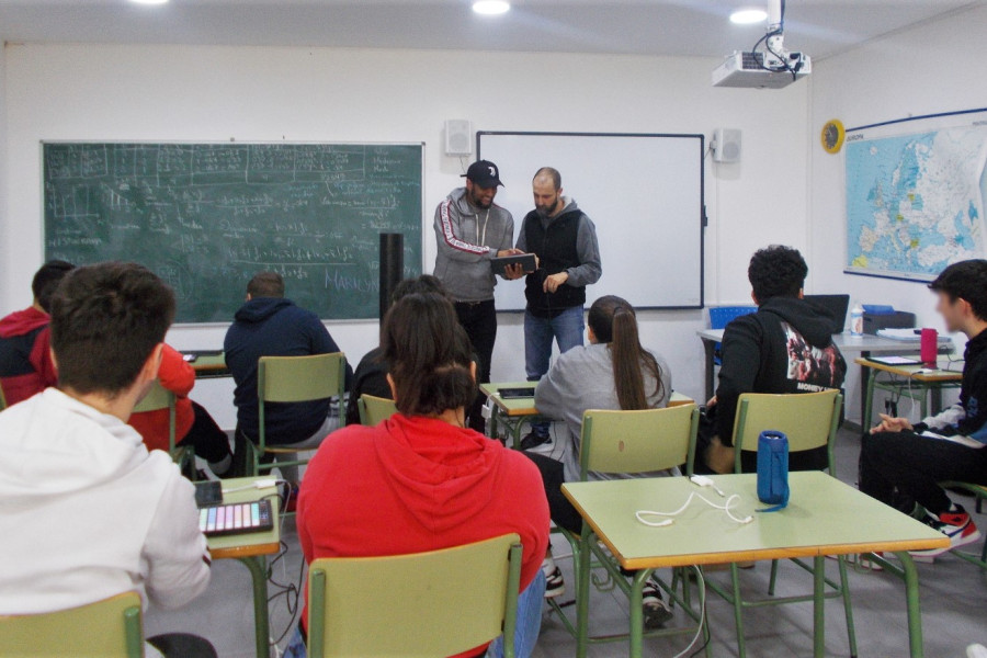 El monitor de Ecopercussion guía a los jóvenes en el uso de la mesa de mezclas