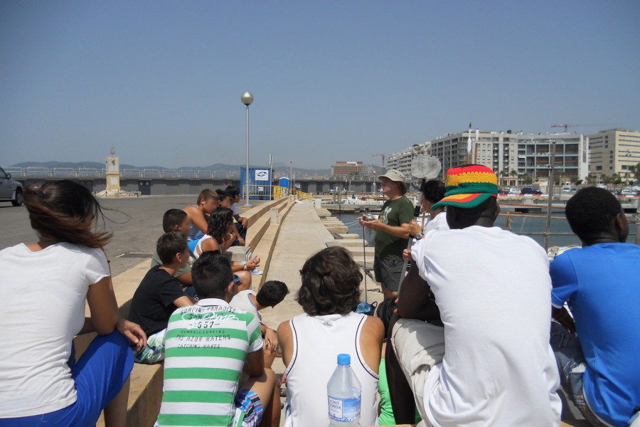 Jóvenes participantes de la Escuela de Verano de Fundación Diagrama en Baleares visitan el Aula del Mar en Palma de Mallorca
