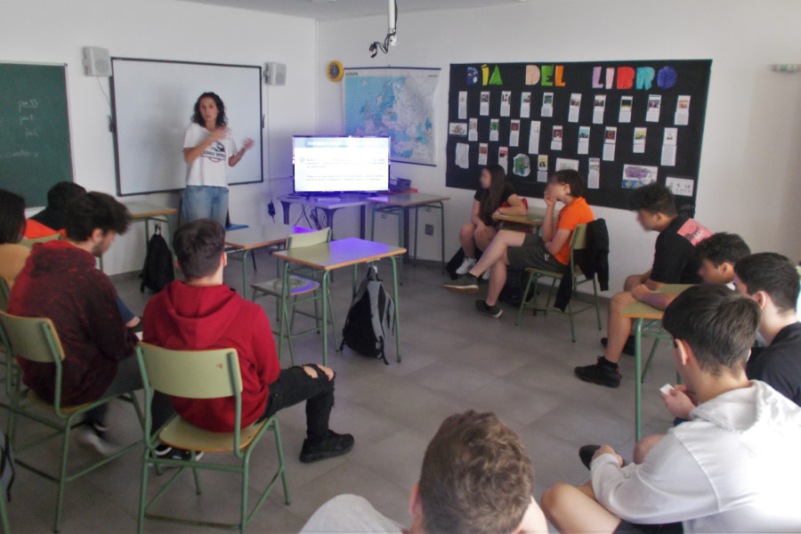 La docente del centro Quérote máis, durante el taller