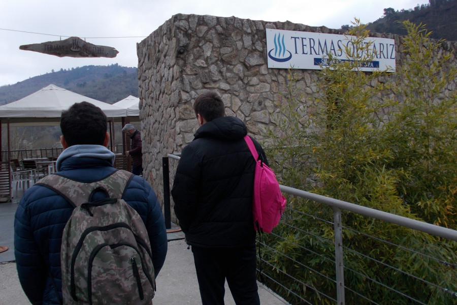 Los jóvenes entran a las termas