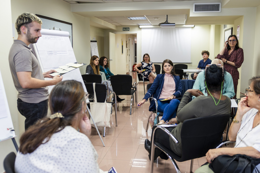 Encuesta a profesionales y personas voluntarias de organizaciones del Tercer Sector sobre envejecimiento activo en el ámbito rural