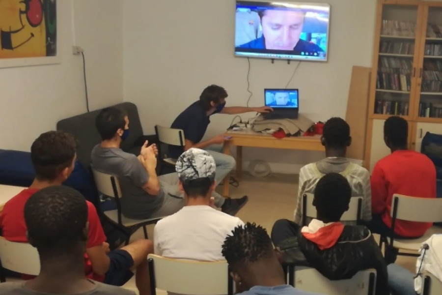 Edmilson, exjugador del F.C. Barcelona, comparte una charla telemática con los jóvenes del SPAAI ‘Can Santoi’ de Molins de Rei (Barcelona)