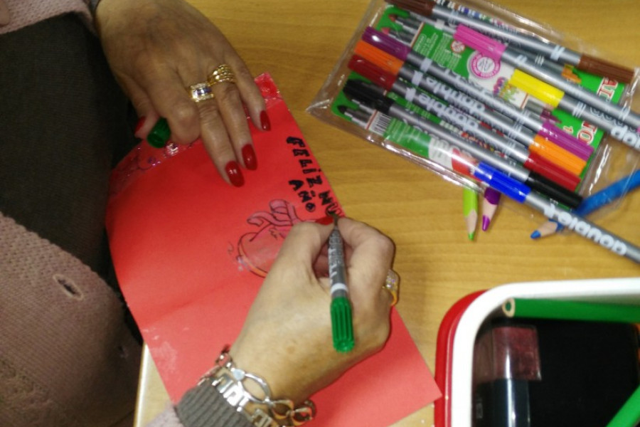Las personas mayores atendidas en la residencia ‘Virgen de Veladíez’ de Espirdo (Segovia) realizan un taller de elaboración de tarjetas navideñas. Fundación Diagrama. Cantabria 2017.