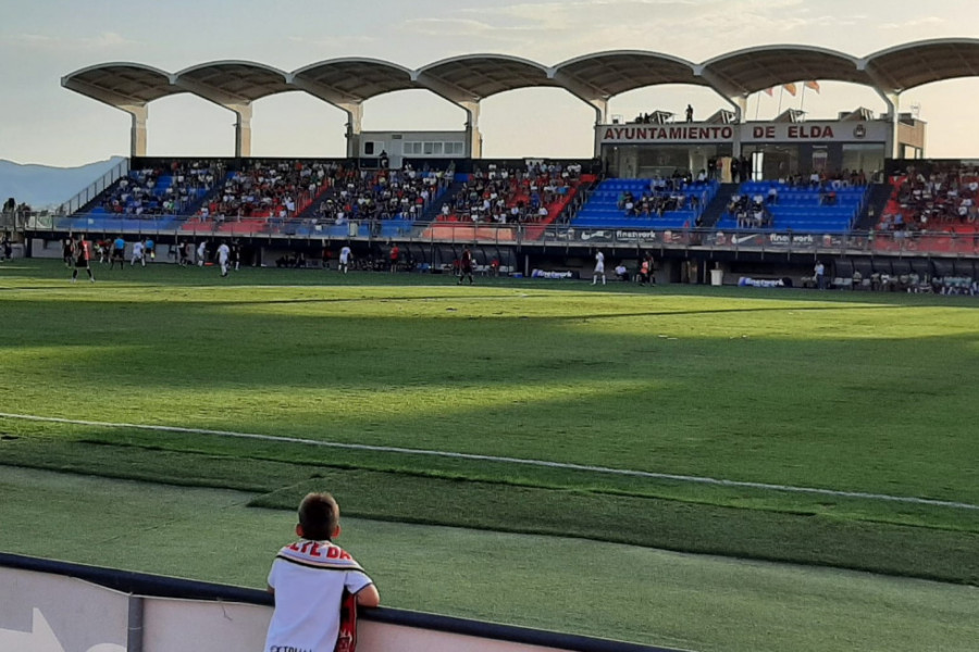 Menores del hogar de acogida ‘Alácera’ de Caudete se unen a la afición albaceteña en un partido de fútbol en Elda