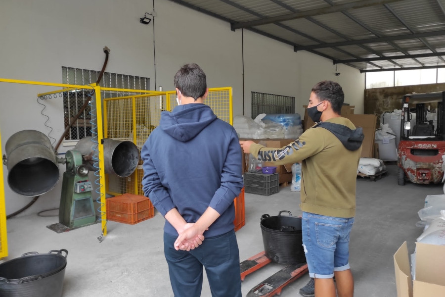 La empresa Jombar Termoplásticos abre sus puertas a los jóvenes atendidos en la Residencia Socioeducativa ‘La Villa’ de Villena (Alicante). Fundación Diagrama. Comunidad Valenciana 2020. 