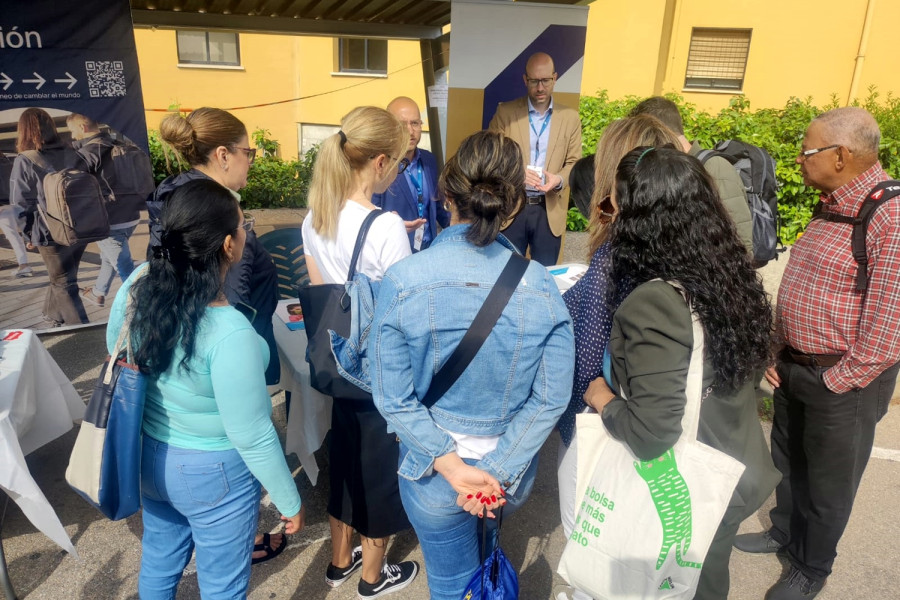 Las personas participantes de Impulso visitan uno de los stands