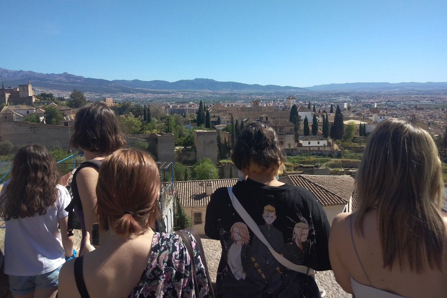 Varias jóvenes, durante la visita turística a la ciudad de Granada