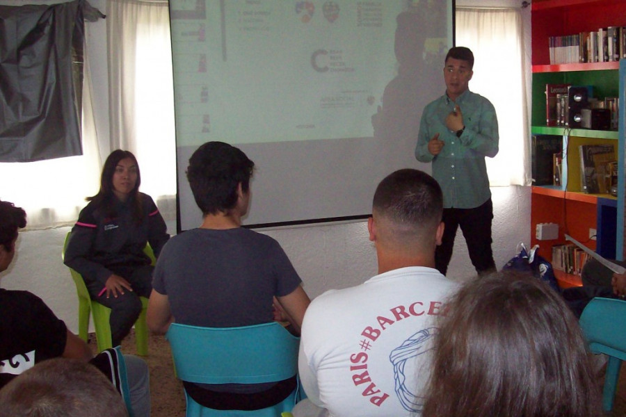 Los menores del centro ‘Pi i Margall’ reciben la visita de un miembro de la Fundación Cent Anys y de la deportista paralímpica Mónica Merenciano. Fundación Diagrama. Comunidad Valenciana 2018.