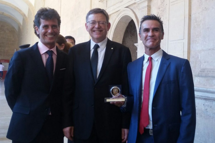 Pablo Mezquita, director territorial de Diagrama en la Comunidad Valenciana, Ximo Puig, presidente de la Generalitat Valenciana, y Alberto López, coordinador de centros y programas en Castellón. Entrega Distinción Honorífica de la Generalitat al Mérito Policial 2017.  