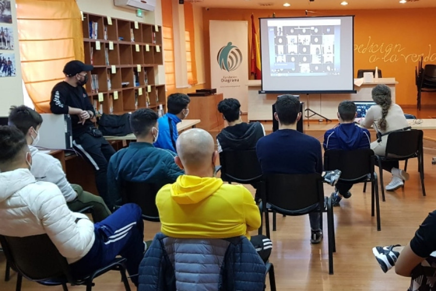 Entrenador y jugadores del Jaén Paraíso Interior Fútbol Sala comparten un encuentro virtual con jóvenes atendidos por Fundación Diagrama