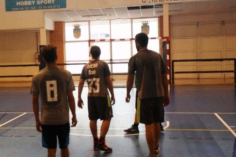 Un grupo de jóvenes del centro de reeducación ‘La Villa’ realiza entrenamientos con los profesionales del Club Baloncesto Sax