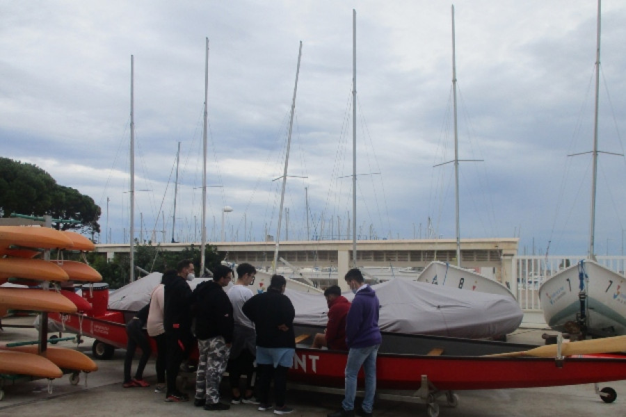 La Escola de la Mar de Burriana recibe la visita de un grupo de personas jóvenes de la residencia ‘Anassim’ de Llanera de Ranes (Valencia).