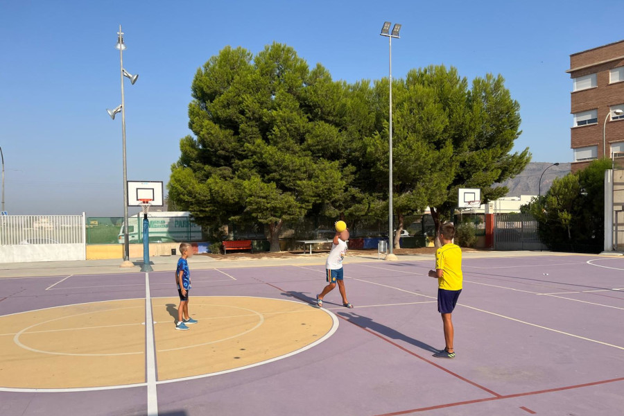  Tres jóvenes del hogar ‘Oriola’ de Alicante participan en una experiencia educativa y social en la escuela de verano del CEIP Miguel Hernández