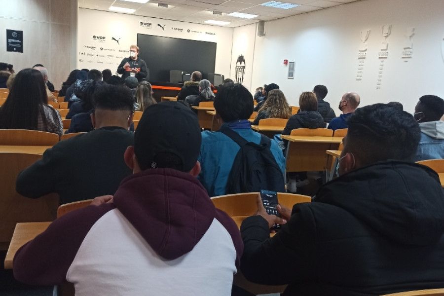 El estadio de Mestalla recibe la visita de las personas jóvenes atendidas en la residencia ‘Torrent I’ de Torrente (Valencia). Fundación Diagrama. Comunidad Valenciana 2022