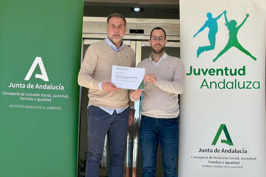 El director del centro Genil, Santiago Expósito, y el responsable del Instituto Andaluz de la Juventud en Granada, José Luis de la Torre