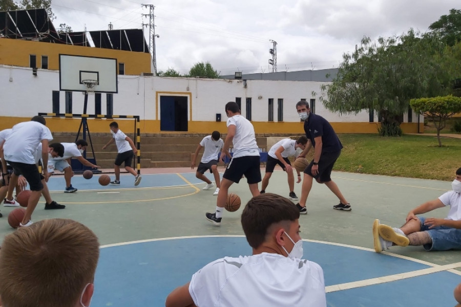 El ex jugador de baloncesto Berni Rodríguez visita el centro ‘La Jara’ de Alcalá de Guadaíra (Sevilla) en una actividad del programa ‘Mentor 10'. Fundación Diagrama. Andalucía 2022.