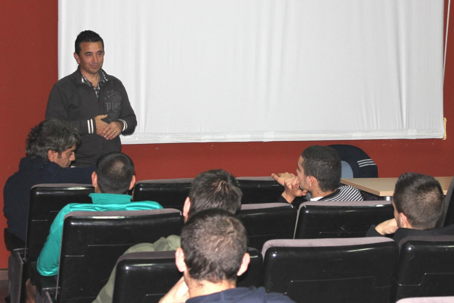 El exárbitro de fútbol Rafael Ramírez Domínguez imparte una charla formativa a los menores del Centro ‘Medina Azahara’ de Córdoba
