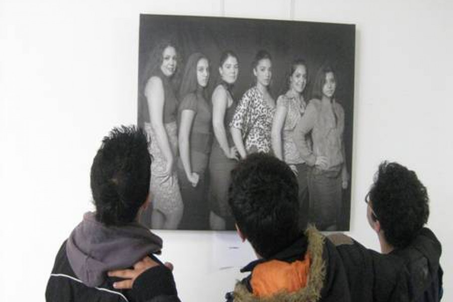 Menores del ‘Aula Socioeducativa de Atención a la Diversidad’ de Cantabria visitan una exposición fotográfica sobre la cultura gitana