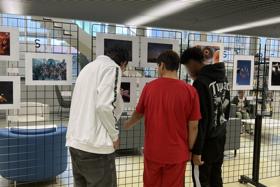 Jóvenes del centro ‘Montealegre’ de Ourense asisten a una exposición fotográfica sobre la cultura y los paisajes de Galicia