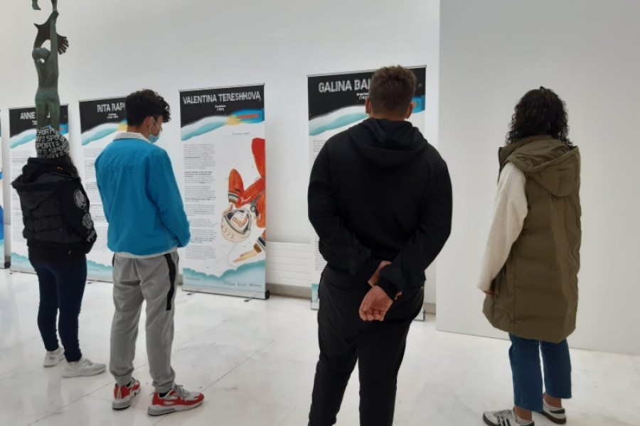 La exposición ‘Las mujeres que nos llevaron a la luna’ recibe la visita de las personas atendidas en el centro ‘Montealegre’