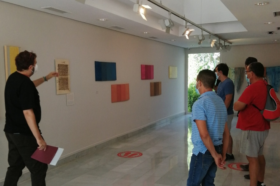 La exposición ‘Manqud. La seda al hilo de las Tres Culturas’ recibe la visita de las personas atendidas en el centro ‘Heliotropos’ de Murcia