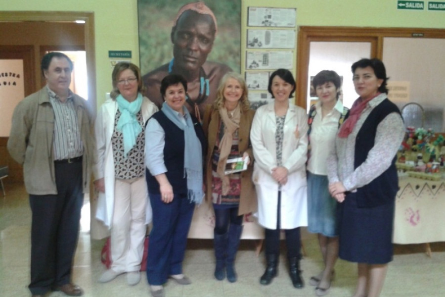 El equipo del Programa de Mediación Intercultural de Cantabria imparte talleres sobre otras culturas a los alumnos de un colegio de Santoña