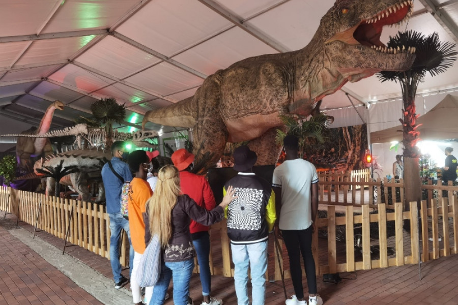 La exposición ‘Mundo Dinosaurios’ recibe la visita de los menores atendidos en el centro ‘Cardones’ de Las Palmas de Gran Canaria
