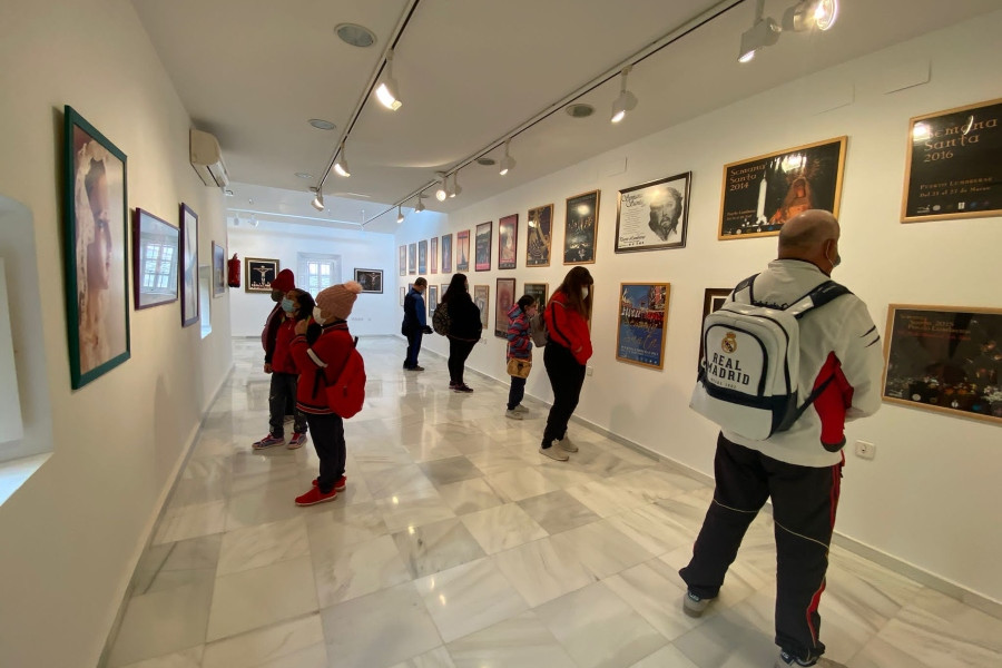 Las personas atendidas en el Centro de Día de Puerto Lumbreras (Murcia) visitan la exposición ‘Reliquias de Semana Santa’