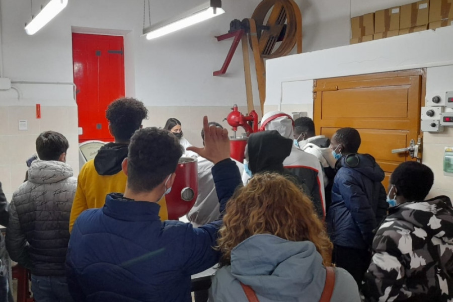 La fábrica de chocolate CREO recibe la visita de los jóvenes atendidos en el Servicio de Primera Acogida 'Montsià' de Amposta (Tarragona). Fundación Diagrama. Cataluña 2022.
