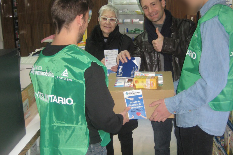 Menores del centro 'San Miguel' de Granada. Voluntarios en una jornada de recogida de medicamentos. Fundación Diagrama.  