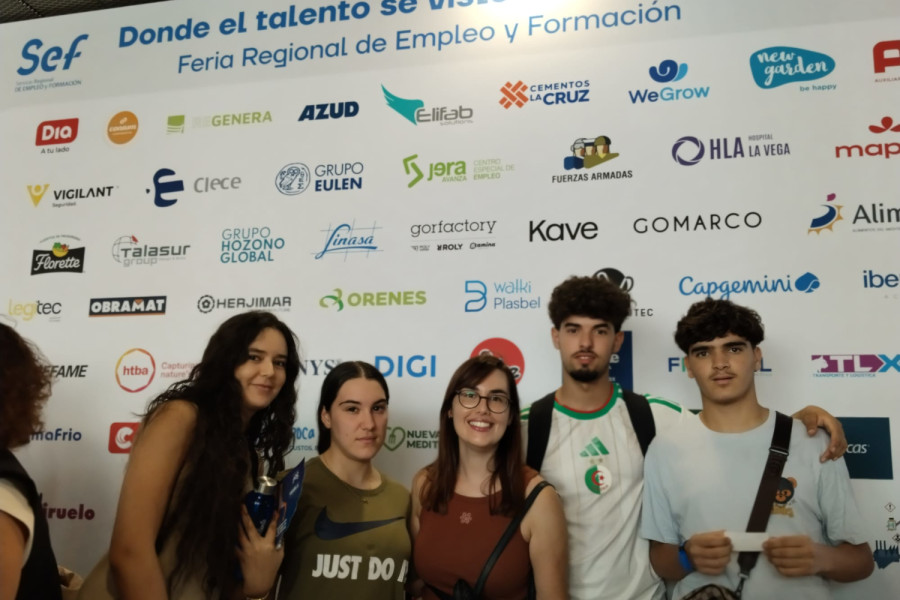 Personas usuarias del servicio Azarbe asisten a la Feria de Empleo y Formación del SEF de Murcia