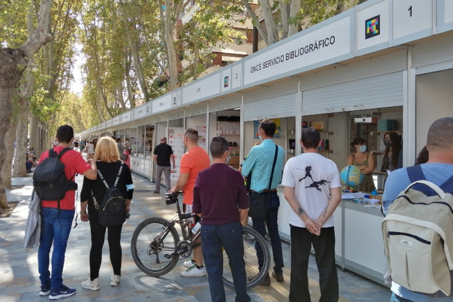 La Feria del Libro de Murcia recibe la visita de las personas atendidas en el centro de día ‘Heliotropos’ de la ciudad
