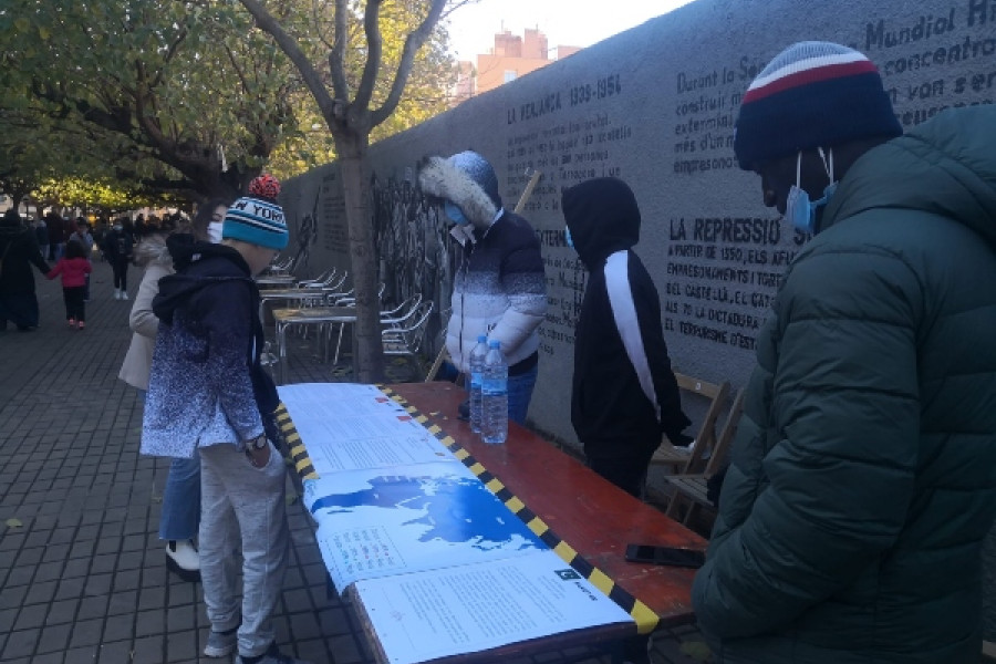 La feria vecinal de entidades de Reus cuenta con la participación de los jóvenes atendidos en el Servicio de Primera Acogida ‘Mas de Blasi I’.