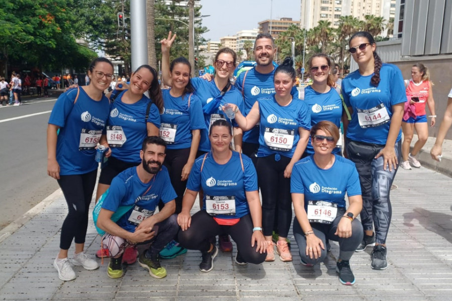 9 trabajadoras y 2 trabajadores de Fundación Diagrama posan antes de su participación en la carrera