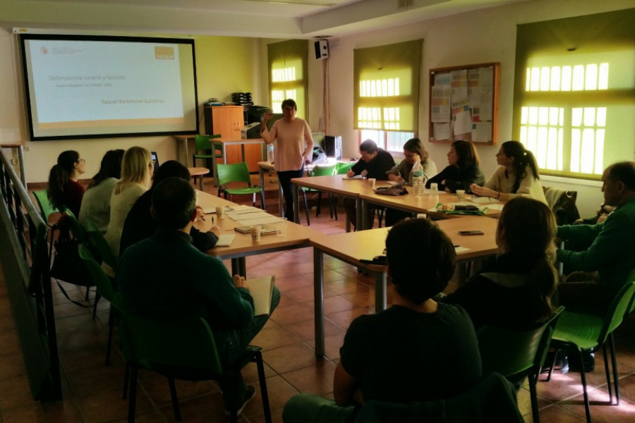 Profesionales del centro ‘La Cañada’ de Fernán Caballero (Ciudad Real) asisten a un curso sobre delincuencia juvenil con perspectiva de género