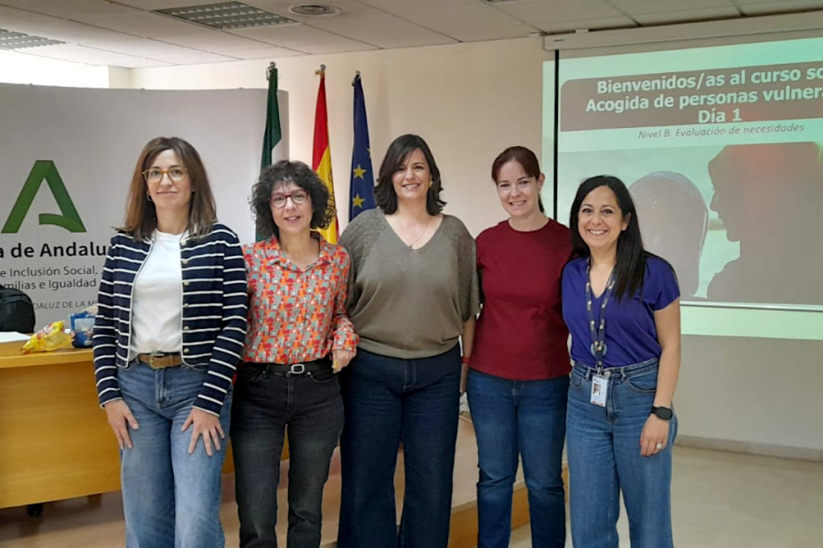 Las orientadoras del Programa Labora, junto a las formadoras de la AAUE