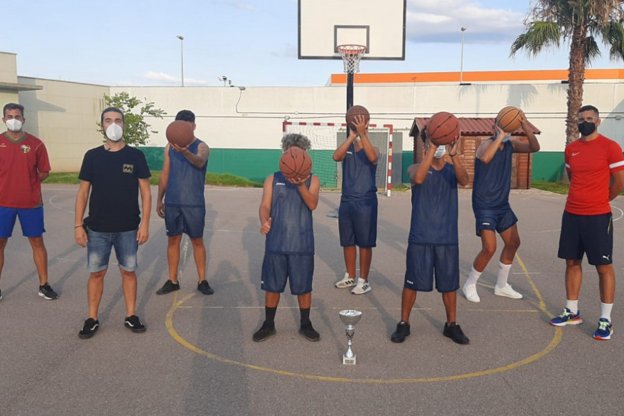 Avancem Junts, el equipo de baloncesto de la Residencia Socioeducativa ‘Pi Gros’, subcampeón de la liga local de Castellón