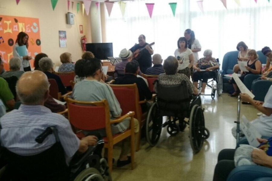 Las personas mayores de las residencias ‘Altavida’ en Abanilla y 'Nuevo Azahar' en Archena participan en un programa de musicoterapia
