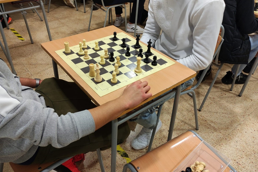 Una partida de ajedrez entre dos menores