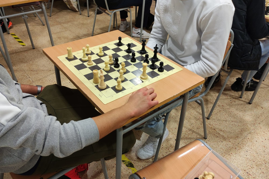 Dos jóvenes del centro juegan una partida de ajedrez