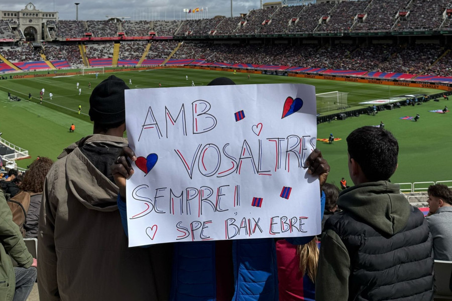 Los jóvenes muestran una pancarta de ánimo a las jugadoras