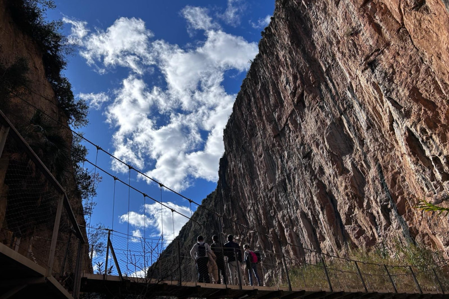 Tres adolescentes del hogar de acogida ‘Massamagrell’ realizan una ruta de senderismo por los puentes colgantes de Chulilla