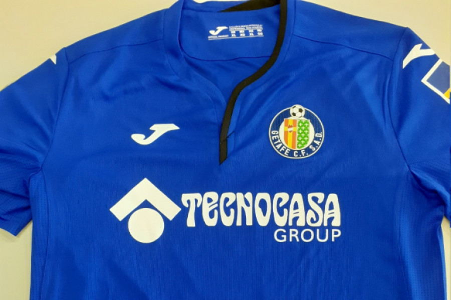 Chema Rodríguez, jugador del Getafe Club de Fútbol, regala una camiseta firmada a los menores atendidos en el Hogar Residencial ‘Alácera’ de Caudete