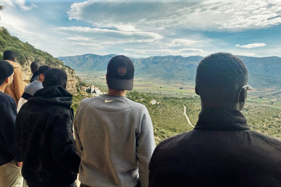 Varios de los jóvenes, durante su recorrido por la sierra