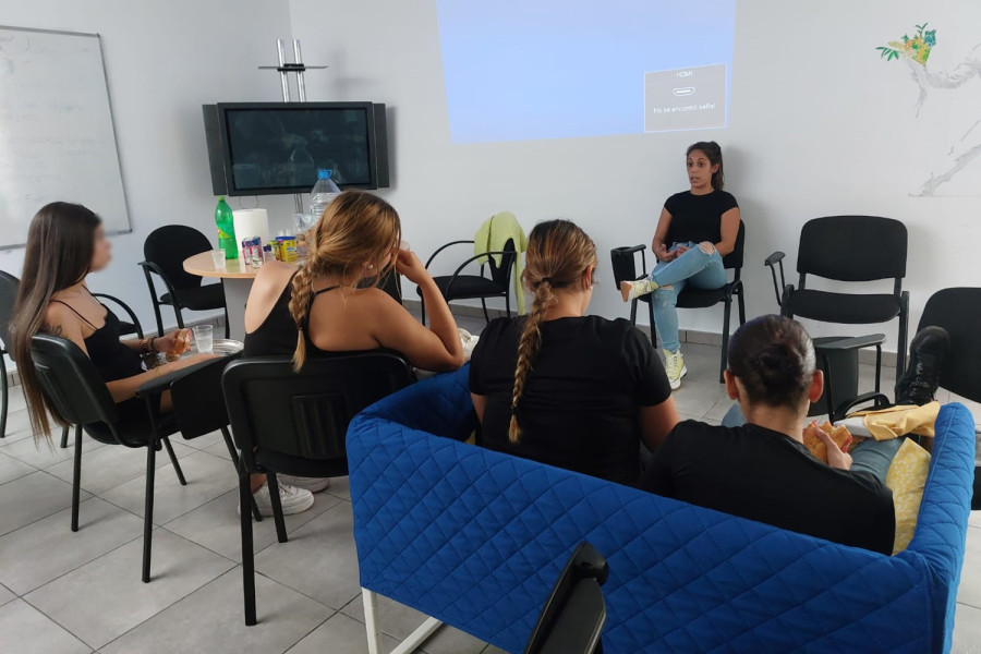 Las jóvenes que participan en el programa, junto a su educadora